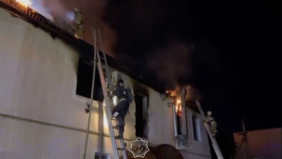 Пожар в Атырау: в Геологе загорелась крыша ресторана