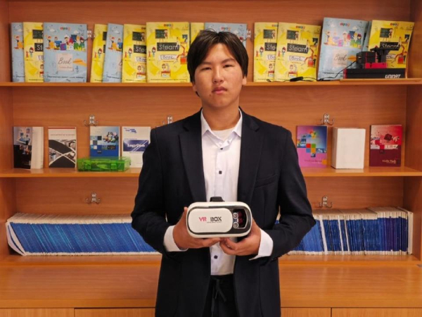 Школьник из Астаны создал умные очки для незрячих людей