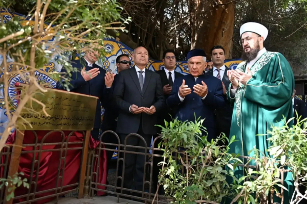 Минниханов посетил могилу татарского богослова Мусы Бигиева в Каире