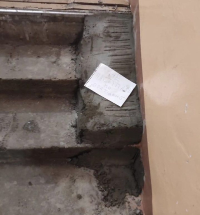 В Челнах вместо пандуса в подъезде соорудили бордюр с запиской