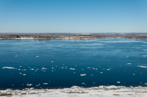 МЧС эвакуировало семерых человек с дрейфующей льдины в Астраханской области