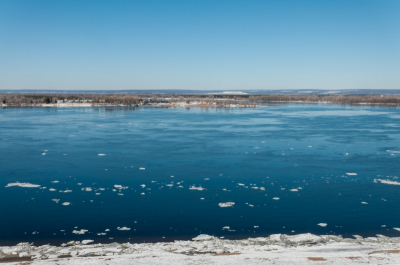 МЧС эвакуировало семерых человек с дрейфующей льдины в Астраханской области