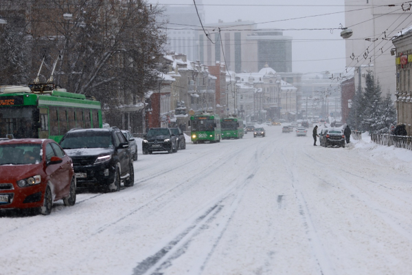 В России призвали не штрафовать водителей за нарушение разметки в метель