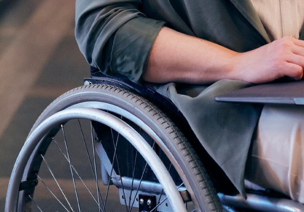 Женщина на инвалидной коляске пострадал в результате обрушения подъемника в астанинском суде