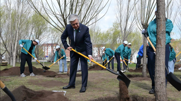 Токаев принял участие в посадке деревьев в парке «Жастар» в рамках акции «Таза Қазақстан»