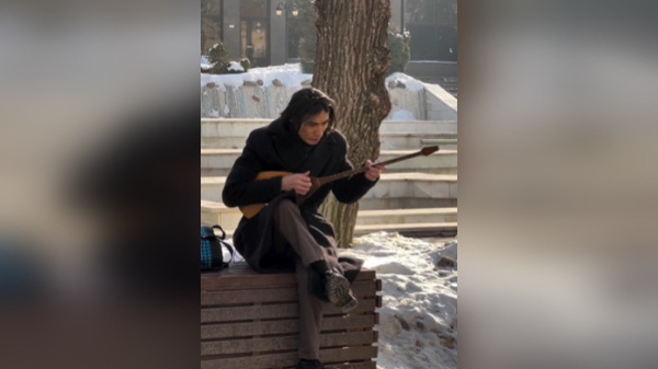 Японский музыкант Акира Такегучи дал концерт на домбре на алматинском Арбате