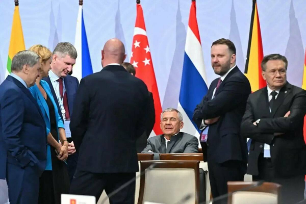 Галимова опубликовала фото Минниханова на фоне флагов стран АСЕАН