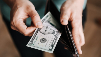 Тенге пошел на укрепление