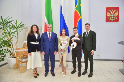 22 семьям из Челнов вручили сертификаты на маткапитал в преддверии 8 Марта