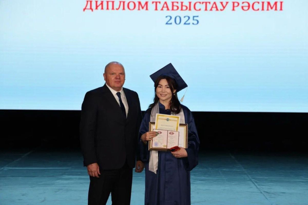 Выпускница из Атырау получила диплом Академии правосудия
