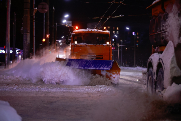 На нескольких улицах Казани уберут снег: водителей просят не мешать