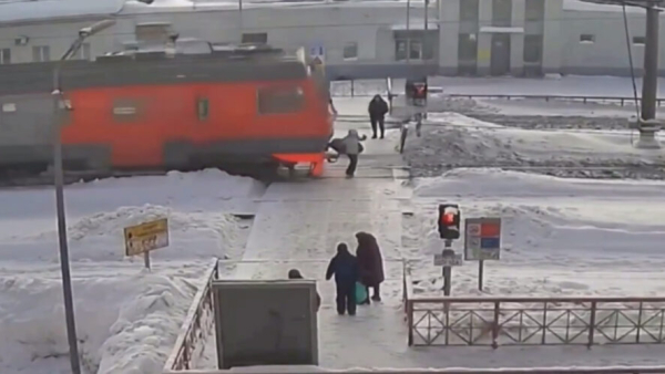 Электричка насмерть сбила женщину, которая пыталась перебежать железнодорожные пути &ndash; видео 10/02/2026 &ndash; Новости