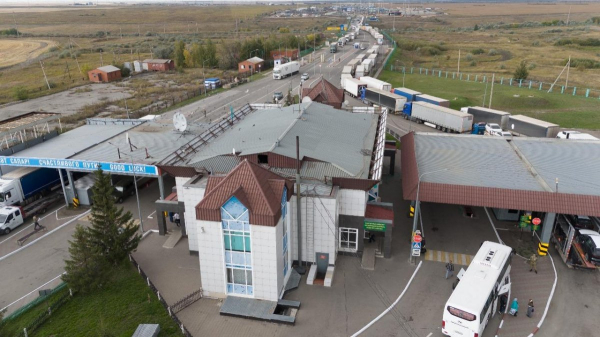 На границе Казахстана и России фиксируются очереди из грузового транспорта