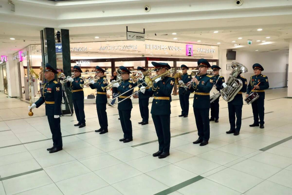 В преддверии юбилея оркестр Росгвардии исполнил военные песни в казанском ТЦ