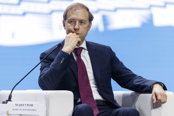 Путин присвоил Мантурову звание Героя России