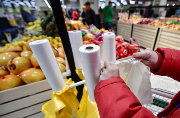 За кражу бесплатных пакетов в магазине можно получить штраф или арест