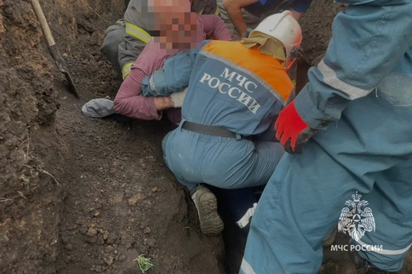 В Набережных Челнах произошел обвал грунта &mdash; двух рабочих завалило землей