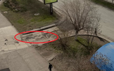 Народный репортер. Горожане портят машины, подъезжая к дому
