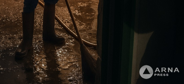 Подвал дома залило стоками в Семее: жильцам пришлось сливать воду на улицу