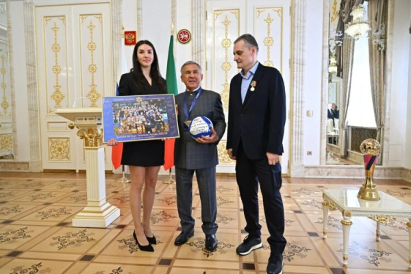 Рустам Минниханов поздравил &laquo;Динамо-Ак Барс&raquo; с восьмым титулом чемпионок России