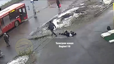Казанец ударил девушку на остановке - видео 02/04/2026 &ndash; Новости