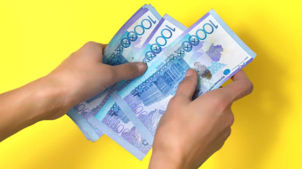 Казахстанцы требуют повысить минимальную зарплату до 200 тысяч тенге