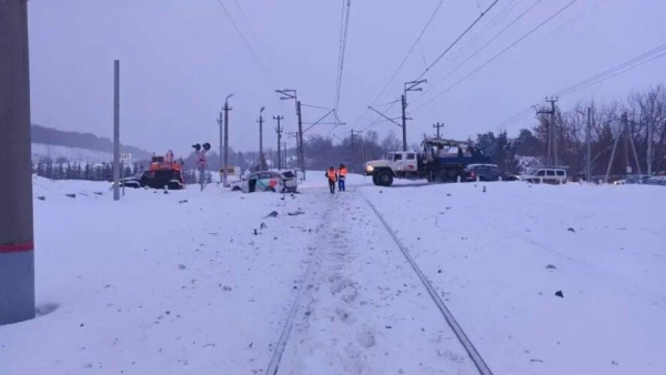 Ехал на красный: на видео попало, как в Казани электричка сначала каршеринг 29/01/2026 &ndash; Новости